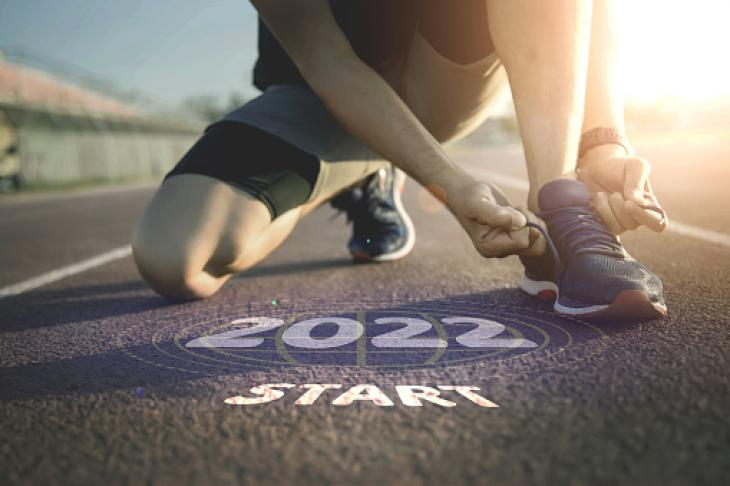 nogi biegacza gotowego do startu i napis 2022 start.