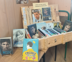 Wystawa książek w bibliotece