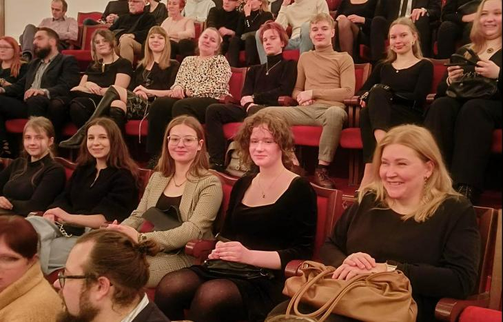 grupa uczniów podczas przedstawienia w teatrze