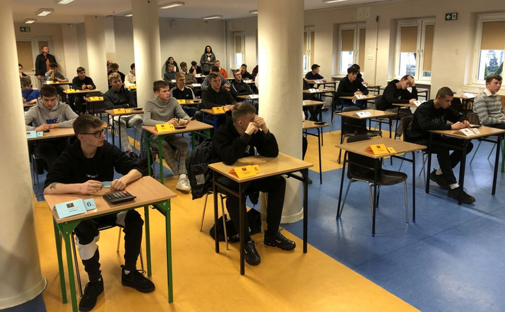 Uczestnicy etapu okręgowego turnieju budowlanego złota kielnia podczas pisania testu