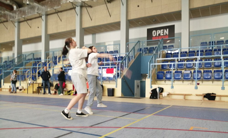 dwie uczennice podczas zawodów w badmintonie
