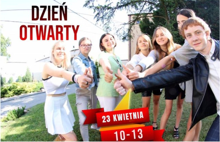 Zaproszenie na Dzień Otwarty - uśmiechnięta grupa uczniów na podwórku przed szkołą, 23.04.2024 r. g. 10:00-13:00