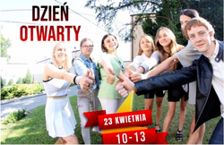 Zaproszenie na Dzień Otwarty - uśmiechnięta grupa uczniów na podwórku przed szkołą, 23.04.2024 r. g. 10:00-13:00