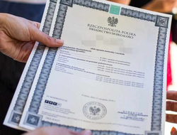 ręka, która przekazuje druki świadectwa dojrzałości