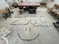 na podłodze w pracowni napis ZSB-C zaprasza