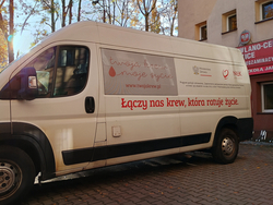 samochód stacji krwiodawstwa stojący pod ZSB-C