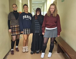 cztery dziewczyny stoją w korytarzu w spódnicach