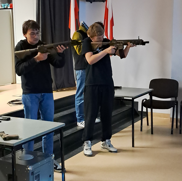 uczniowie na strzelnicy