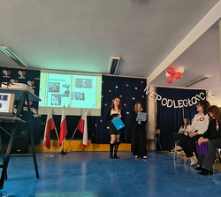 uczniowie podczas akademii z okazji 11 Listopada