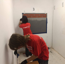 uczniowie podczas wykonywania pracy konkursowej