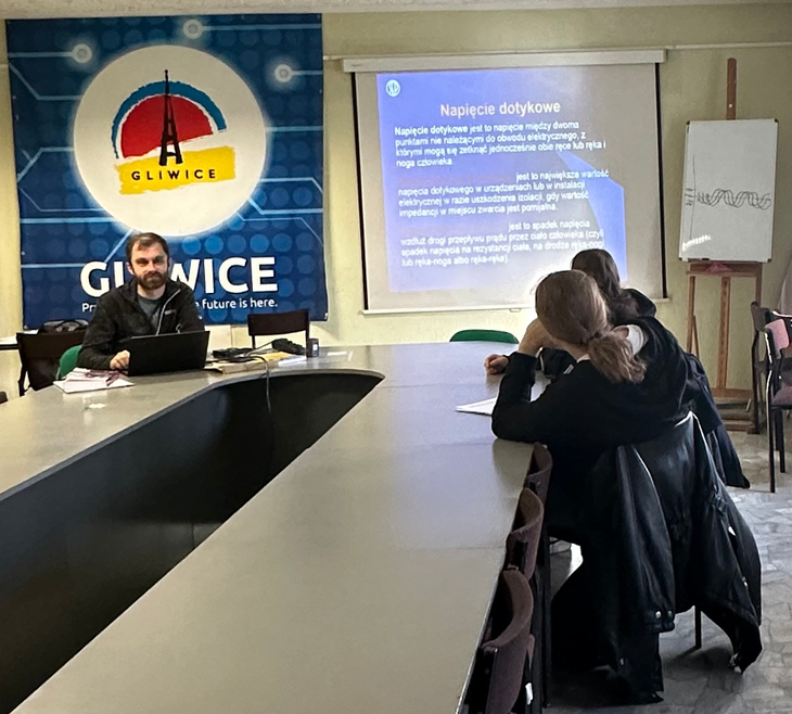 uczniowie w sali konferencyjnej podczas szkolenia SEP