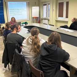 uczniowie w sali konferencyjnej podczas szkolenia środki ochrony roślin