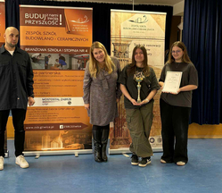 Zdjęcie przedstawia moment wręczenia nagród podczas Konkursu Pierwszej Pomocy, zorganizowanego w Zespole Szkół Budowlano-Ceramicznych