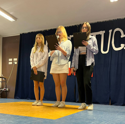uczennice podczas akademii z okazji 3 Maja