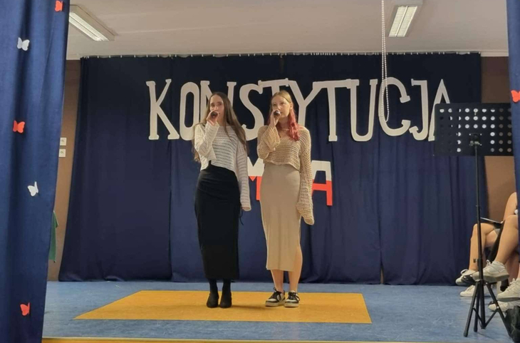uczennice podczas akademii z okazji 3 Maja