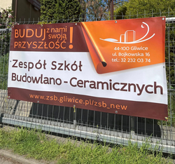 baner ZSB-C wiszący na płocie szkolnym
