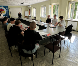uczniowie w sali konferencyjnej podczas szkolenia teoretycznego obsługi  wózków widłowych