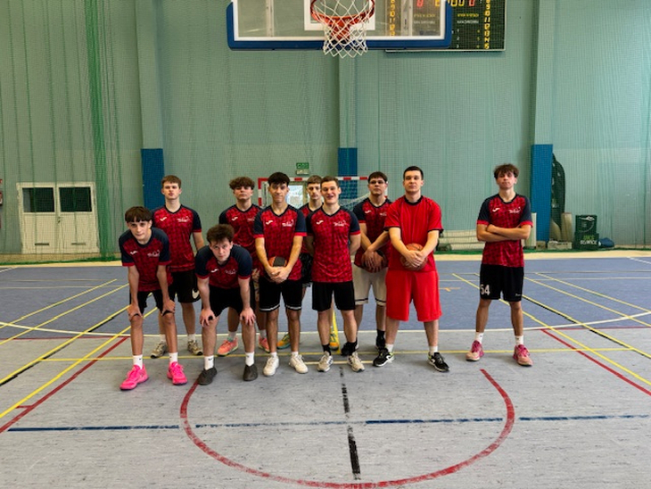 drużyna koszykówki chłopaków na boisku do kosza przed meczem