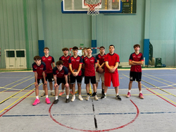 drużyna koszykówki chłopaków na boisku do kosza przed meczem