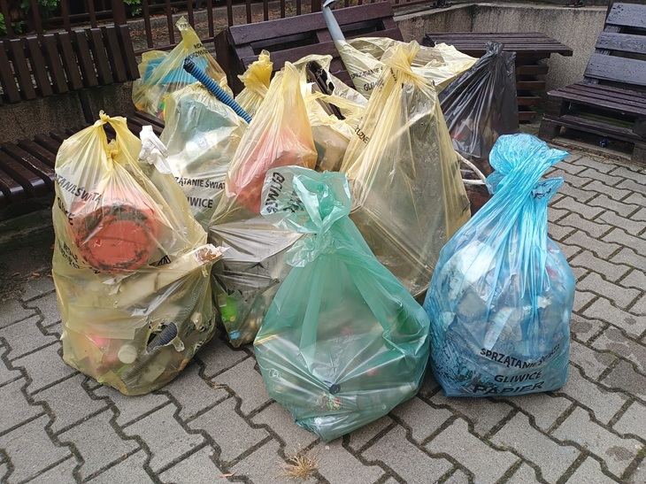 worki z odpadami zebranymi w czasie akcji sprzatanie świata
