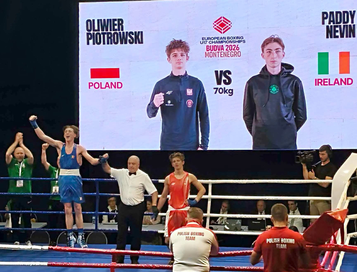 Podczas Mistrzostw Europy U17 w boksie w Budvie w Czarnogórze polski zawodnik Oliwier Piotrowski zmierzył się z reprezentantem Irlandii, Paddym Nev inem, w kategorii wagowej do 70 kg. Po zakończeniu pojedynku sędzia uniósł rękę irlandzkiego pięściarza, ogłaszając jego zwycięstwo. Na ekranie w tle widoczne są nazwiska zawodników oraz oznaczenia reprezentowanych krajów.