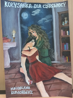 Na zdjęciu widać ilustrację lub obraz z tytułem „Kołysanka dla czarownicy”. Przedstawia on dwie kobiety w mrocznym, nocnym wnętrzu – jedna z nich trzyma na kolanach drugą, która wygląda na osłabioną lub nieprzytomną. Scena rozgrywa się przy oknie, za którym widać księżyc i nocne niebo. W pomieszczeniu znajduje się także świeca oraz półka z książkami i butelkami, co nadaje całości tajemniczy, nieco magiczny klimat. Na dole widnieje podpis autora: Magdalena Kubasiewicz.