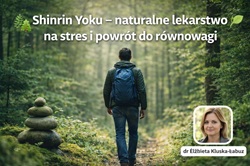 Na banerze widać osobę spacerującą leśną ścieżką wśród wysokich drzew i zieleni. Spokojna sceneria natury nawiązuje do idei Shinrin Yoku – kąpieli leśnych, czyli czerpania spokoju i równowagi z kontaktu z przyrodą.