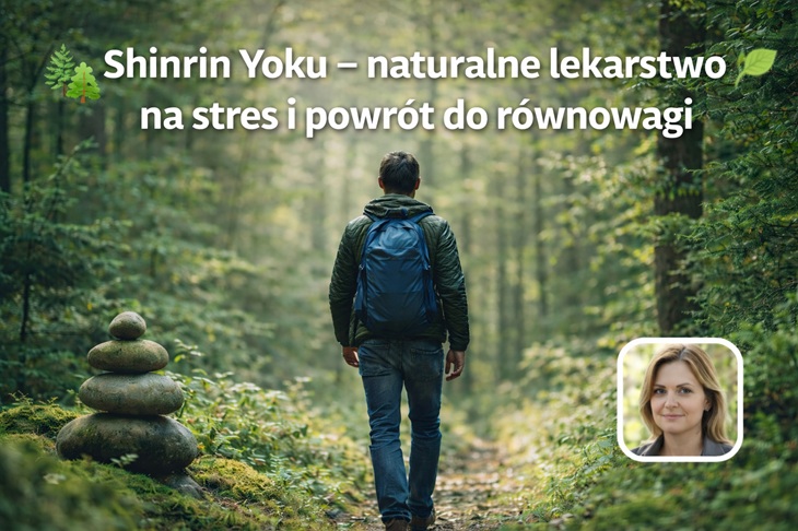 Na banerze widać osobę spacerującą leśną ścieżką wśród wysokich drzew i zieleni. Spokojna sceneria natury nawiązuje do idei Shinrin Yoku – kąpieli leśnych, czyli czerpania spokoju i równowagi z kontaktu z przyrodą.