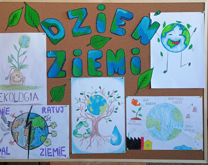 Na zdjęciu widać tablicę korkową udekorowaną z okazji Dnia Ziemi. Znajdują się na niej kolorowe napisy „Dzień Ziemi”, rysunki planety, liści oraz prace uczniów przedstawiające tematykę ekologii i ochrony środowiska. Całość utrzymana jest w zielono-niebieskiej kolorystyce, podkreślającej troskę o naturę.