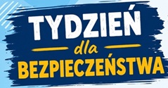 Grafika promuje akcję „Tydzień dla Bezpieczeństwa” i jest utrzymana w nowoczesnej, szkolnej stylistyce związanej z cyberbezpieczeństwem. Po lewej stronie znajduje się duży, wyraźny napis „TYDZIEŃ dla BEZPIECZEŃSTWA” umieszczony na granatowym tle przypominającym pociągnięcie pędzla. Podkreśla on główny temat kampanii. Po prawej stronie widoczne jest troje uśmiechniętych uczniów z plecakami i laptopem, co symbolizuje młodzież korzystającą z nowych technologii w bezpieczny i odpowiedzialny sposób. Nad nimi umieszczono hasło: „Bądź świadomy. Działaj mądrze. Bądź bezpieczny!” oraz symbole związane z bezpieczeństwem cyfrowym, takie jak tarcza z kłódką, ikona sieci Wi-Fi i glob. W centralnej części grafiki znajdują się ikony wraz z najważniejszymi zasadami bezpiecznego korzystania z internetu: Chroń swoje dane, Szanuj innych w sieci, Sprawdzaj informacje, Reaguj na zagrożenia, Dbaj o swój dobrostan online.