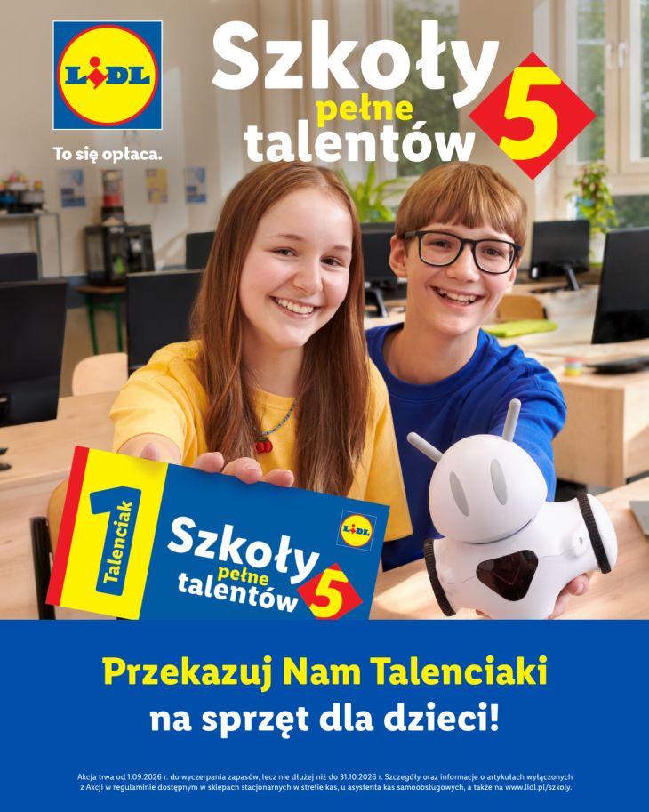 Na zdjęciu znajduje się reklama akcji Lidla „Szkoły pełne talentów 5”. Widać dwoje uśmiechniętych uczniów w szkolnej sali, trzymających kartę „Talenciak” oraz edukacyjnego robota. Reklama zachęca do przekazywania Talenciaków na zakup sprzętu dla dzieci.