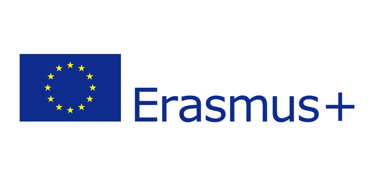 Grafika przedstawia logo programu Erasmus+: po lewej stronie znajduje się flaga Unii Europejskiej z charakterystycznym okręgiem żółtych gwiazd, a obok napis Erasmus+ w kolorze niebieskim.