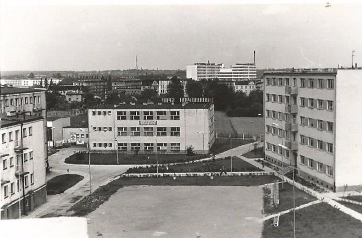 Czarno-białe zdjęcie przedstawia przedstawia budynki szkolne z czasów powstania placówk (rok 1959) 